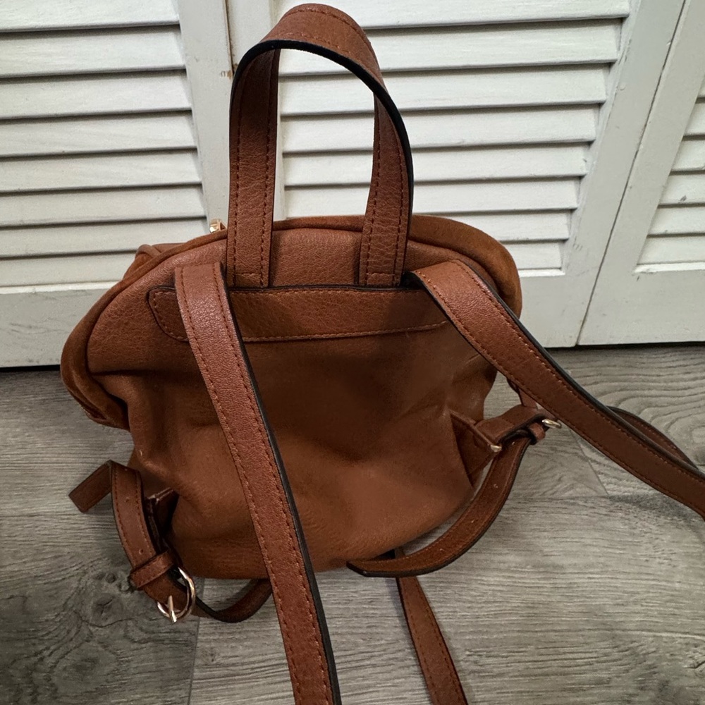 Backpack has few flaws on the side - Picture 12 of 14